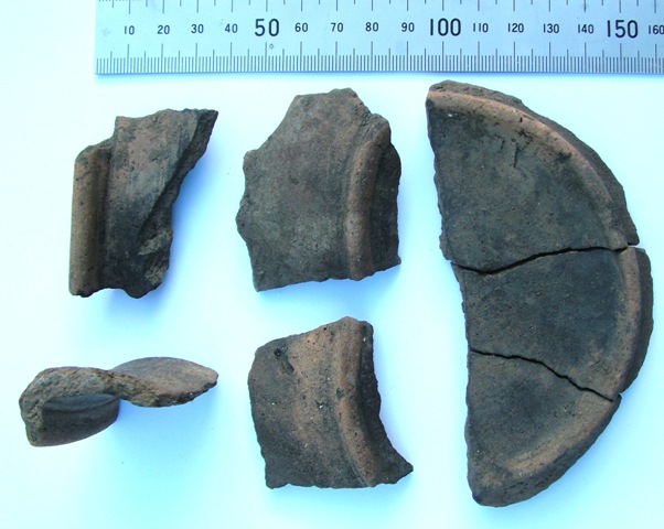 Roman Pottery find, small vessel base and rim Holmer Green, Stuart King image